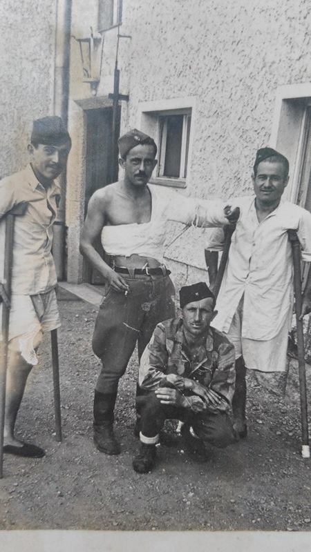 Krstić Stanko, desno. Bez jedne noge je ostao u II svetskom ratu, pred sam kraj rata, kao partizan, borac, kada se oslobadjala zemlja od fasista. U jednom proboju pokošen je i noga je morala da bude odsečena.