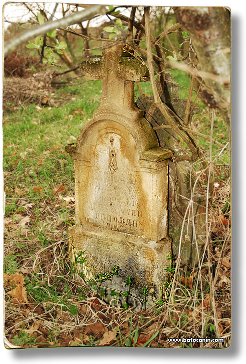Nadgrobni spomenik na starom seoskom groblju u Donjoj Crnišavi