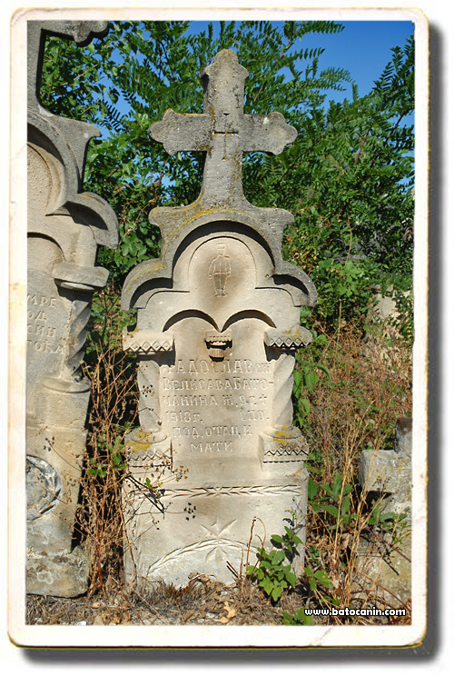 0230 Nadgrobni spomenik Batoćanin Radoslava na seoskom groblju u Lopašu