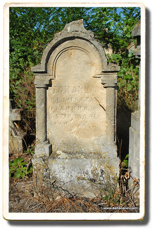 0231 Надгробни споменик Батоћанин Милице на сеоском гробљу у Лопашу.