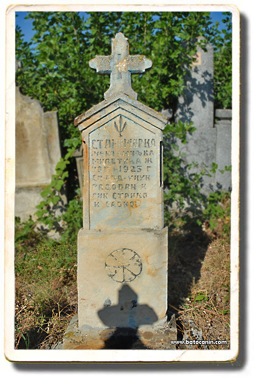 0233 Nadgrobni spomenik Miletić Stanimirke na seoskom groblju u Lopašu