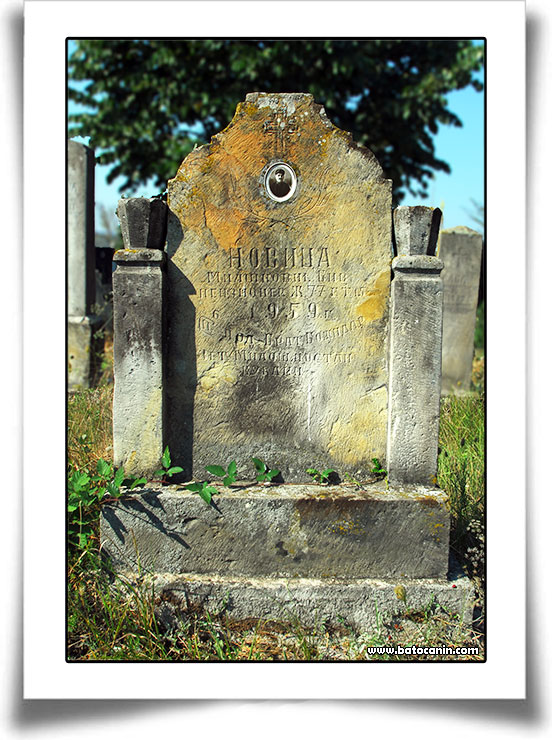 Nadgrobni spomenik na seoskom groblju u Donjem Ribniku