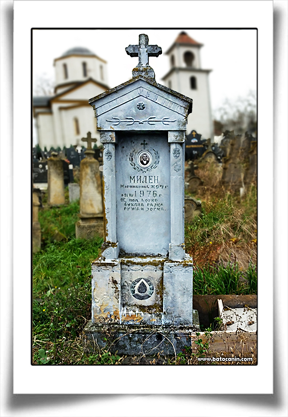 Nadgrobni spomenik na seoskom groblju u Bučju