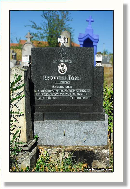 0423 Nadgrobni spomenik Rakovac Luke na seoskom groblju u Lopašu