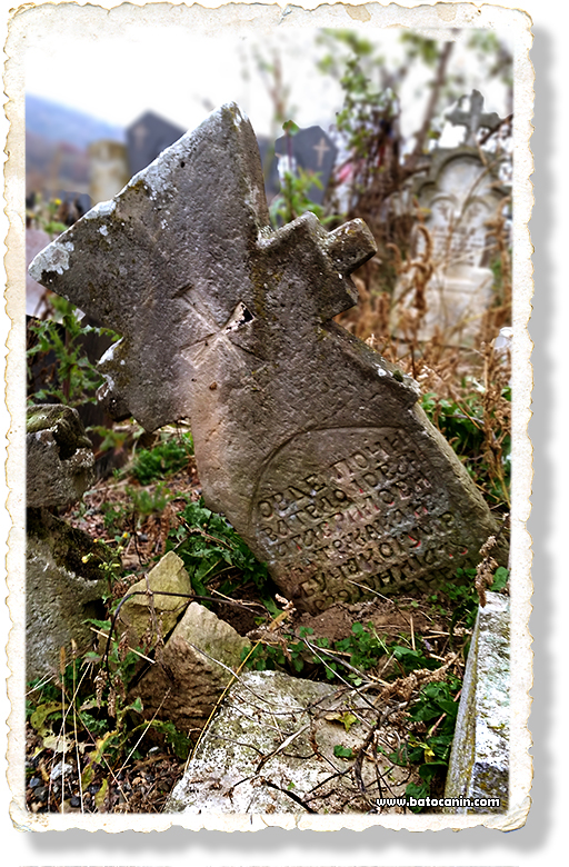 Nadgrobni spomenik na seoskom groblju u Bučju
