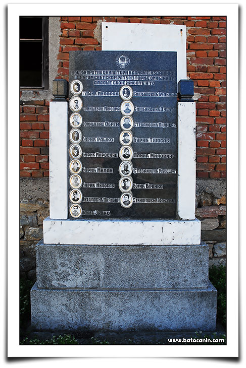 Raškovo ime na spomeniku palIh boraca u Gornjoj Omašnici