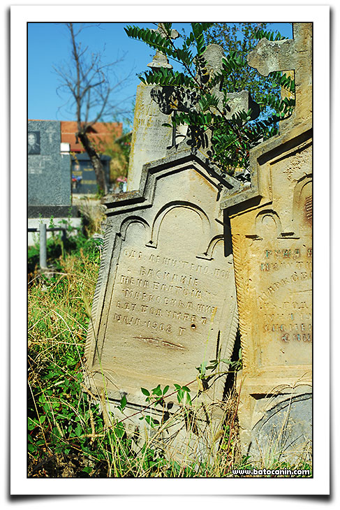 0468 Nadgrobni spomenik Mаrković Vasilije na seoskom groblju u Lopašu