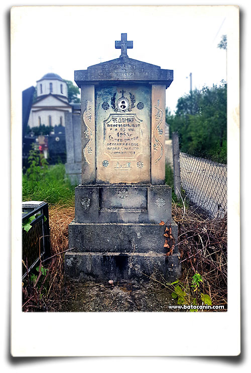 0543 Spomenik na seoskom groblju u Bučju