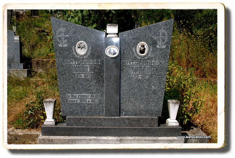 Porodična grobnica na groblju u Odžacima