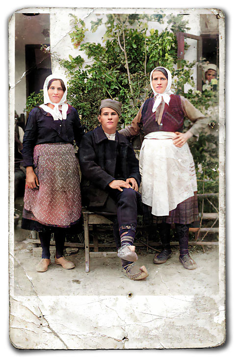 0240 Miljko Lević sa sestrama.