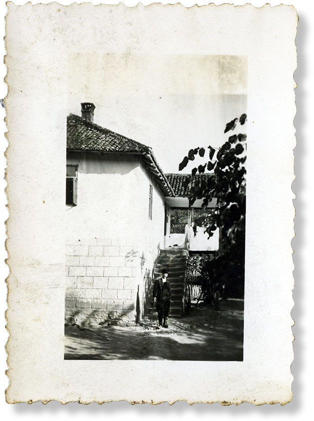 0454 Radomir ispred stare kuće sa doksatom