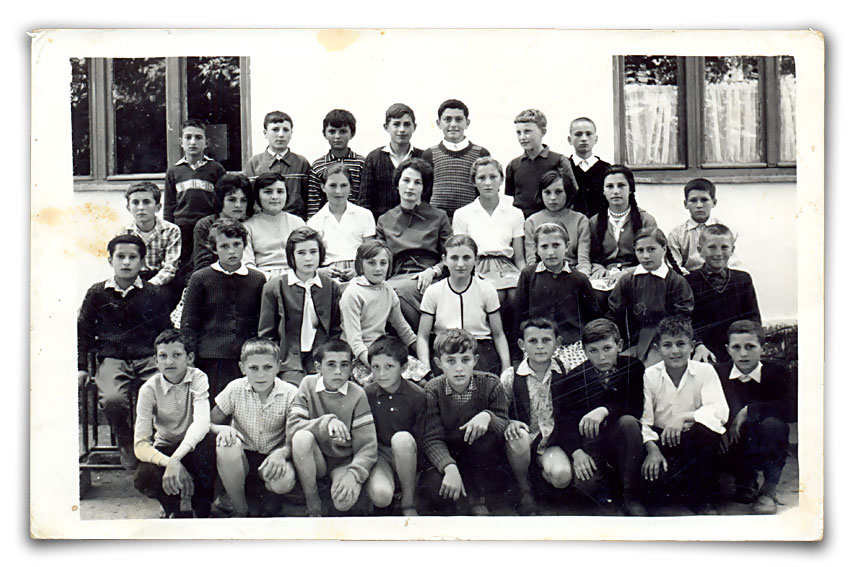 0615 Peti razred osnovne škole u Lopašu školske 1962/63 godine, razredni starešina Anđelković Dubravka