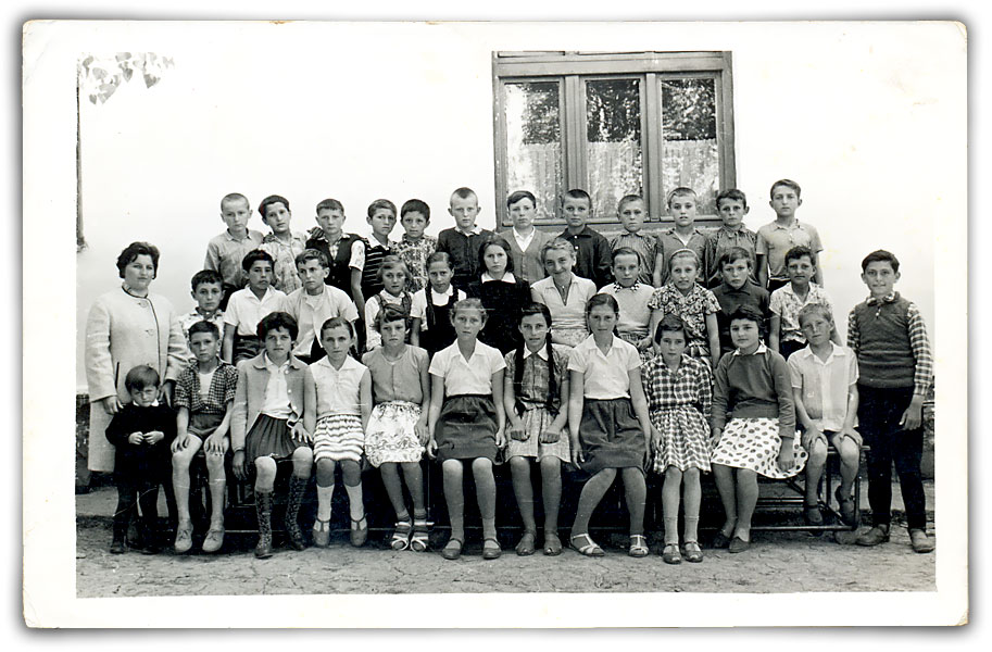 0618 Četvrti razred osnovne škole u Lopašu školske 1961/62 godine kod učiteljice Đonić Divne