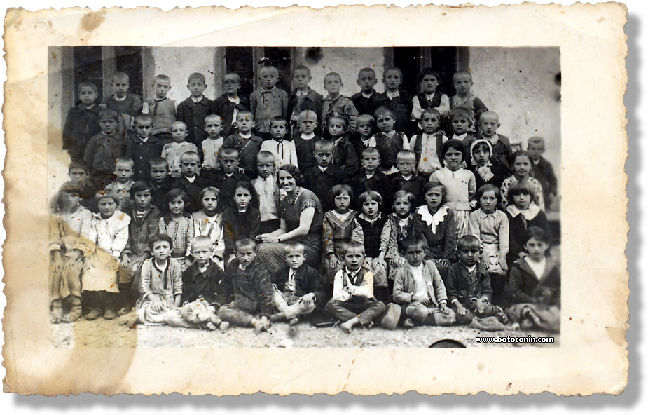Niži razredi osnovne škole u Ribniku školske 1932/33 godine