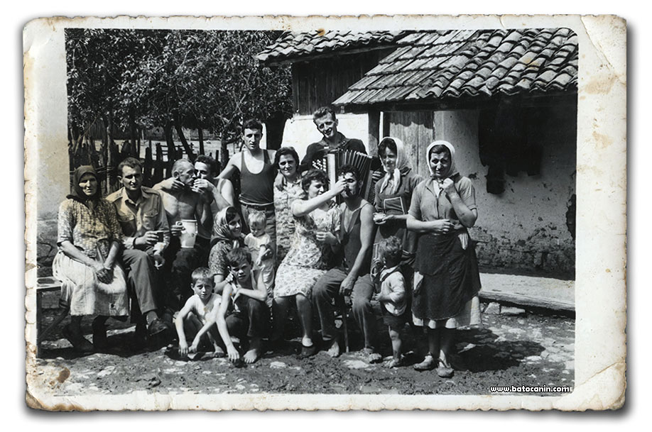 2076 Gavrilovići sa rodbinom i komšilukom