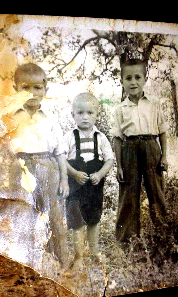 Krstić Slobodan u sredini sa svojom braćom Nikola i Dušan
