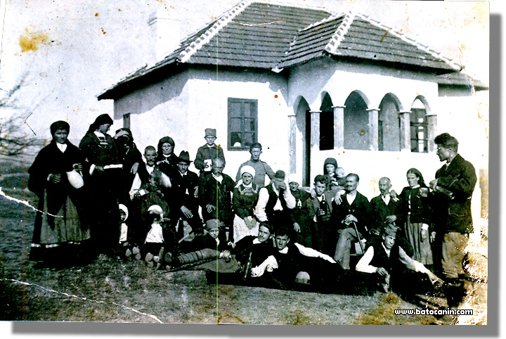P0639 Perovići ispred nove Radojicine kuće