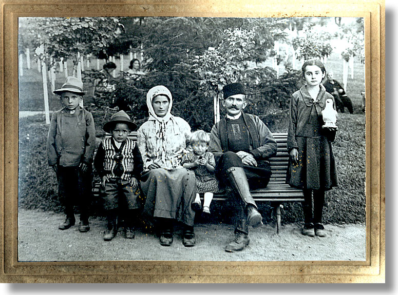 0824 Milorad Radenković iz Počekovine sa porodicom